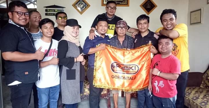 Foto bersama Pengurus Daerah (Pengda) PaSKI Provinsi Gorontalo, saat  menggelar road show dan silaturahmi ke kediaman seniman komedi senior Gorontalo, Amir Musa atau yang akrap disapa Ape, Minggu (21/4/2019).