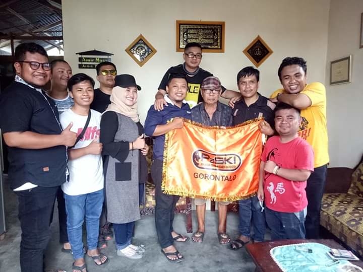 Foto bersama Pengurus Daerah (Pengda) PaSKI Provinsi Gorontalo, saat  menggelar road show dan silaturahmi ke kediaman seniman komedi senior Gorontalo, Amir Musa atau yang akrap disapa Ape, Minggu (21/4/2019).