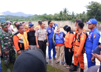 Tim SAR Gabungan saat melakukan pencarian terhadap korban yang terseret arus sungai. Foto: Basarnas Gorontalo.