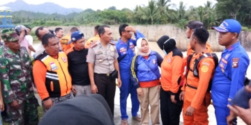 Tim SAR Gabungan saat melakukan pencarian terhadap korban yang terseret arus sungai. Foto: Basarnas Gorontalo.