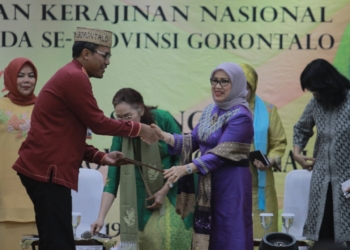 Ketua Dewan Kerajinan Nasional (Dekranas) Ny. Mufidah Jusuf Kalla memberikan penghargaan kepada Bank Indonesia Perwakilan Gorontalo, dalam acara dialog bersama Pengurus Dekranasda se-Provinsi Gorontalo di Kantor BI Gorontalo, Kamis (11/4/2019). Foto: Adiwinata.