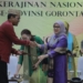 Ketua Dewan Kerajinan Nasional (Dekranas) Ny. Mufidah Jusuf Kalla memberikan penghargaan kepada Bank Indonesia Perwakilan Gorontalo, dalam acara dialog bersama Pengurus Dekranasda se-Provinsi Gorontalo di Kantor BI Gorontalo, Kamis (11/4/2019). Foto: Adiwinata.