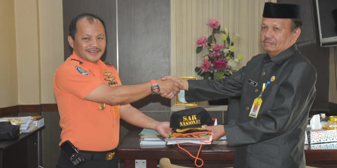 Kepala Kantor Pencarian dan Pertolongan (SAR) Gorontalo, Djefri D.T Mewo, saat memberikan cendra mata kepada Sekretaris Daerah Kabupaten Pohuwato, Djoni Nento, Foto: Humas KanSAR Gorontalo.