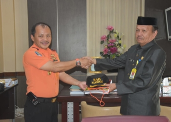 Kepala Kantor Pencarian dan Pertolongan (SAR) Gorontalo, Djefri D.T Mewo, saat memberikan cendra mata kepada Sekretaris Daerah Kabupaten Pohuwato, Djoni Nento, Foto: Humas KanSAR Gorontalo.