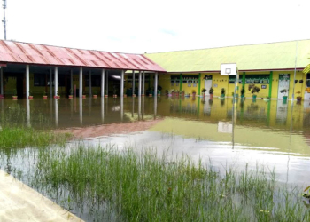 Kondisi halaman SMP Negeri 7 Kota Gorontalo saat banjir. Foto: Lukman Polimengo.