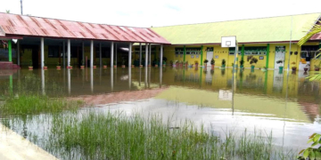 Kondisi halaman SMP Negeri 7 Kota Gorontalo saat banjir. Foto: Lukman Polimengo.