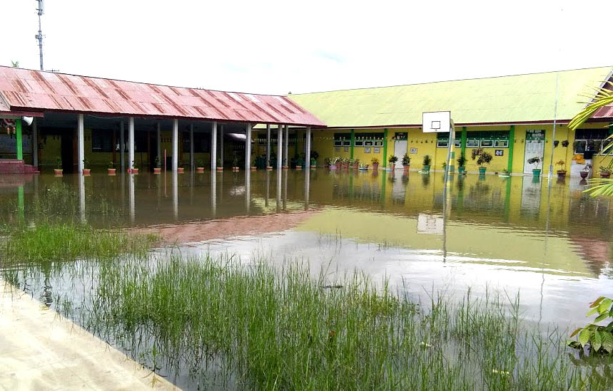 Kondisi halaman SMP Negeri 7 Kota Gorontalo saat banjir. Foto: Lukman Polimengo.