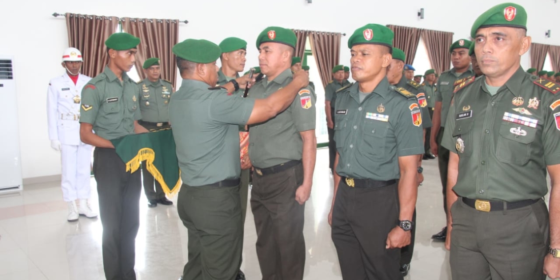 Upacara kenaikan pangkat, yang dipimpin langsung oleh Danrem 133/Nani Wartabone Kolonel Czi Arnold AP Ritiauw, bertempat di Aula Kusno Danupoyo, Senin (1/4/2019).