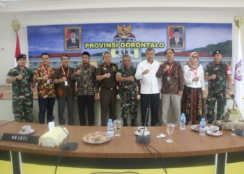 Foto bersama jajaran Forkopimda Provinsi Gorontalo usai video conference bersama Menkopolhukam.