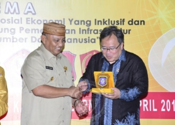 Menteri PPN/Bappenas Bambang Brodjonegoro (kanan) menerima cinderamata dari Gubernur Gorontalo Rusli Habibie usai membuka Musrenbang tingkat Provinsi Gorontalo yang berlangsung di Kantor Gubernuran, Senin (1/4/2019). (Foto: Salman-Humas).