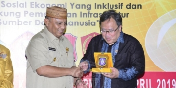 Menteri PPN/Bappenas Bambang Brodjonegoro (kanan) menerima cinderamata dari Gubernur Gorontalo Rusli Habibie usai membuka Musrenbang tingkat Provinsi Gorontalo yang berlangsung di Kantor Gubernuran, Senin (1/4/2019). (Foto: Salman-Humas).