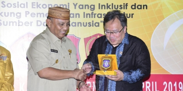 Menteri PPN/Bappenas Bambang Brodjonegoro (kanan) menerima cinderamata dari Gubernur Gorontalo Rusli Habibie usai membuka Musrenbang tingkat Provinsi Gorontalo yang berlangsung di Kantor Gubernuran, Senin (1/4/2019). (Foto: Salman-Humas).