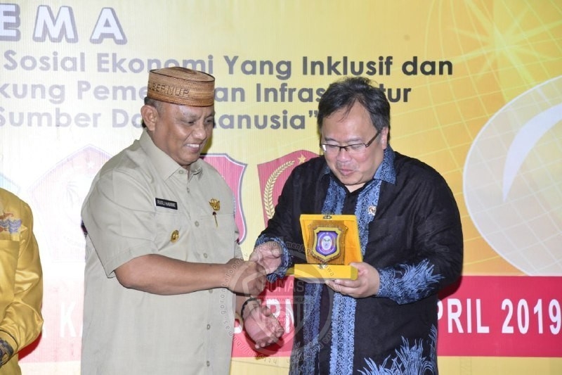 Menteri PPN/Bappenas Bambang Brodjonegoro (kanan) menerima cinderamata dari Gubernur Gorontalo Rusli Habibie usai membuka Musrenbang tingkat Provinsi Gorontalo yang berlangsung di Kantor Gubernuran, Senin (1/4/2019). (Foto: Salman-Humas).