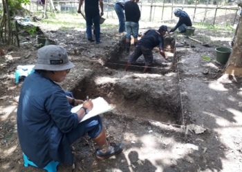 Tim dari Balai Arkeologi Sulawesi Utara sedang mecari tiga dari 4 bastion Benteng Maas di Kabupaten Gorontalo Utara. Foto: Rosyid.