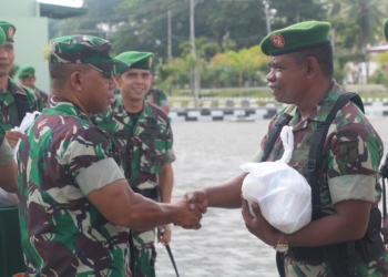 Danrem 133 Nano wartabone, Kolonel Czi Arnold AP Ritiauw meyerahkan bantuan bahan pokok kepada prajurit.