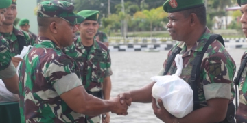 Danrem 133 Nano wartabone, Kolonel Czi Arnold AP Ritiauw meyerahkan bantuan bahan pokok kepada prajurit.