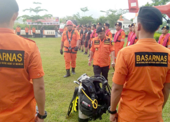 Kepala Kantor Pencarian dan Pertolongan (SAR) Gorontalo, Djefri D.T Mewo saat memeriksa peralatan, dalam kegiatan Apel Kesiapan Siaga Khusus Lebaran, yang digelar di halaman Kantor SAR Gorontalo, Senin (27/5/2019).