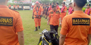 Kepala Kantor Pencarian dan Pertolongan (SAR) Gorontalo, Djefri D.T Mewo saat memeriksa peralatan, dalam kegiatan Apel Kesiapan Siaga Khusus Lebaran, yang digelar di halaman Kantor SAR Gorontalo, Senin (27/5/2019).