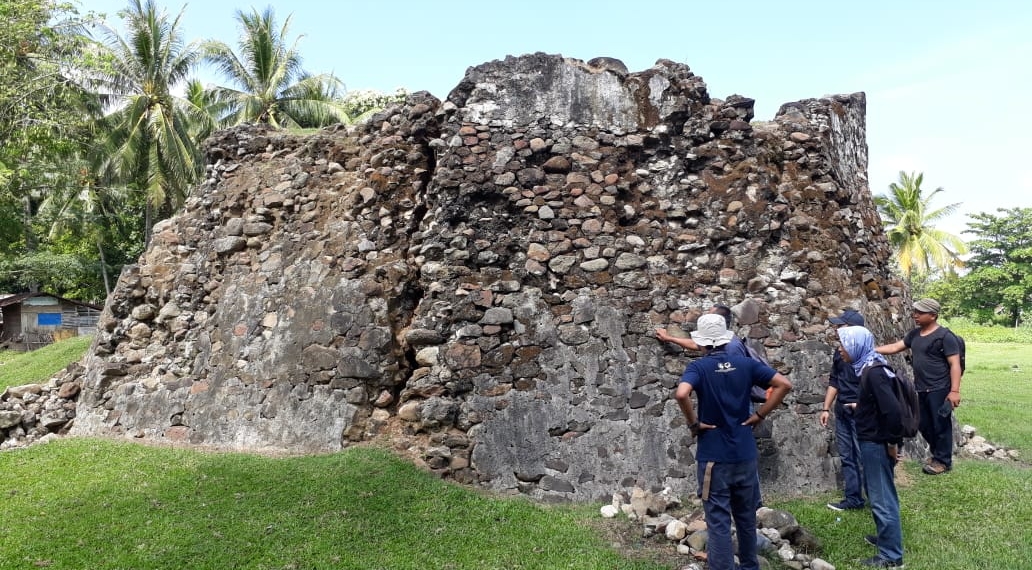 Para peneliti dari Balai Arkeologi Sulawesi Utara dan bastion Benteng Maas. Foto: Rosyid.