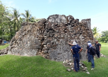 Para peneliti dari Balai Arkeologi Sulawesi Utara dan bastion Benteng Maas. Foto: Rosyid.