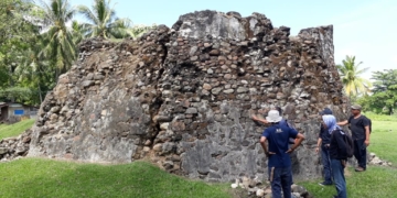 Para peneliti dari Balai Arkeologi Sulawesi Utara dan bastion Benteng Maas. Foto: Rosyid.