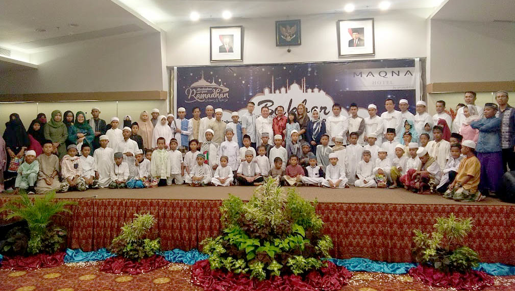 Foto bersama karyawan dan manajemen Maqna Hotel Gorontalo bersama sejumlah anak yatim piatu dari dua Panti Asuhan. Foto: Lukman polimengo.