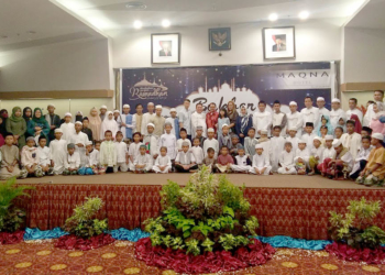 Foto bersama karyawan dan manajemen Maqna Hotel Gorontalo bersama sejumlah anak yatim piatu dari dua Panti Asuhan. Foto: Lukman polimengo.