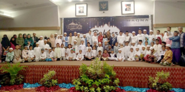 Foto bersama karyawan dan manajemen Maqna Hotel Gorontalo bersama sejumlah anak yatim piatu dari dua Panti Asuhan. Foto: Lukman polimengo.