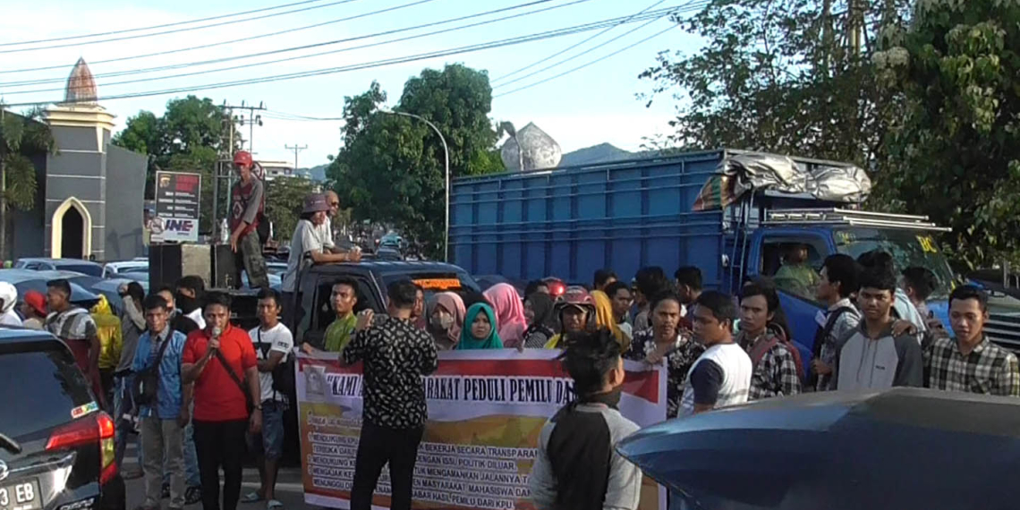 Ratusan massa yang tergabung dalam Aliansi Masyarakat Peduli Pemilu Damai (AMPPD) menggelar demo di kantor Bawaslu dan KPU Provinsi Gorontalo, Senin (6/5/2019).