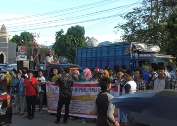 Ratusan massa yang tergabung dalam Aliansi Masyarakat Peduli Pemilu Damai (AMPPD) menggelar demo di kantor Bawaslu dan KPU Provinsi Gorontalo, Senin (6/5/2019).
