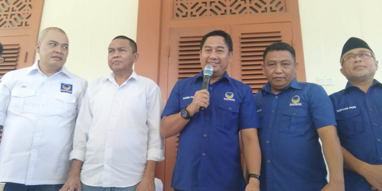 Ketua DPW Partai NasDem Gorontalo, Hamim Pou (tengah), bersama pengurus Partai NasDem, saat menggelar jumpa pers. Foto" Lukman Polimengo.