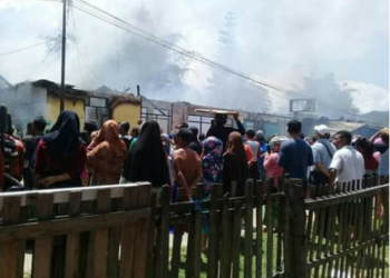 Kebakaran yang terjadi di kompleks Pasar Kamis, Kecamatan Tapa, Senin (6/5/2019). Foto: Akun facebook Amelia R Sune.