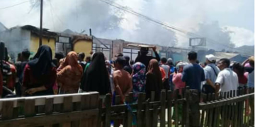 Kebakaran yang terjadi di kompleks Pasar Kamis, Kecamatan Tapa, Senin (6/5/2019). Foto: Akun facebook Amelia R Sune.