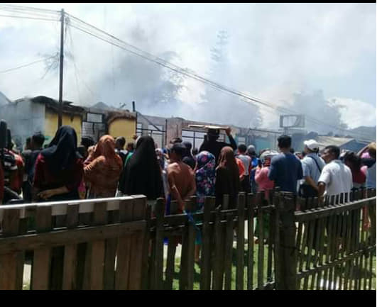 Kebakaran yang terjadi di kompleks Pasar Kamis, Kecamatan Tapa, Senin (6/5/2019). Foto: Akun facebook Amelia R Sune.