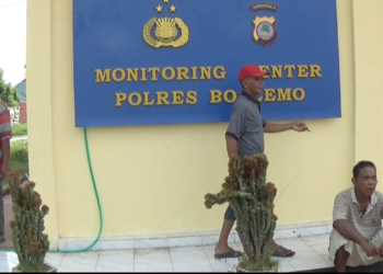 Pihak keluarga korban dugaan penganiayaan melaporkan Bupati Boalemo, Darwis Moridu ke Mapolres Boalemo.