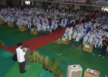 Bupati Gorontalo, Nelson Pomalingo saat memberikan sambutan pada kegiatan Khatam Raya Quran, yang digelar di Gedung Gor Olah Raga (Gor ) David- Tonny , Kamis ( 02/05/19). 
Sebanyak 2930  santri dari TPA/TPQ se Kabupaten Gorontalo mengikuti kegiatan ini.