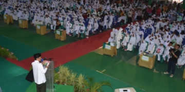 Bupati Gorontalo, Nelson Pomalingo saat memberikan sambutan pada kegiatan Khatam Raya Quran, yang digelar di Gedung Gor Olah Raga (Gor ) David- Tonny , Kamis ( 02/05/19). 
Sebanyak 2930  santri dari TPA/TPQ se Kabupaten Gorontalo mengikuti kegiatan ini.