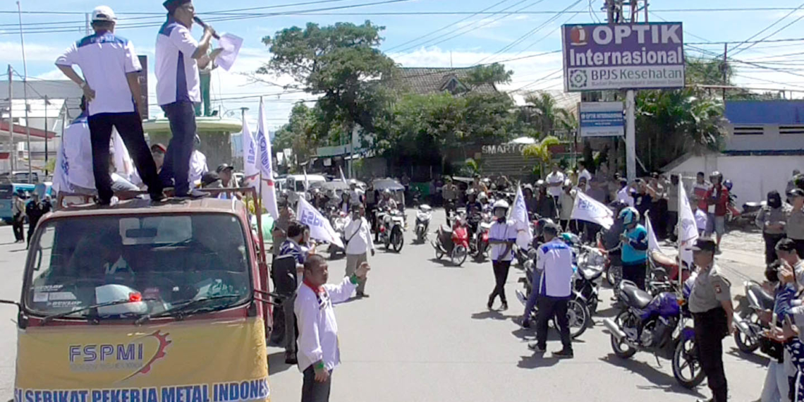 Puluhan buruh berorasi di bundaran Tugu Saronde, Kota Gorontalo, pada peringatan Hari Buruh Internasional. Rabu (1/5/2019).