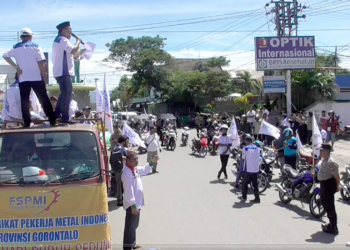 Puluhan buruh berorasi di bundaran Tugu Saronde, Kota Gorontalo, pada peringatan Hari Buruh Internasional. Rabu (1/5/2019).