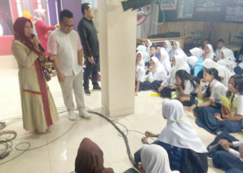 Dua presenter Mimoza TV saat menjawab pertanyaan puluhan pelajar SMP yang bertandang ke dapur redaksi Mimoza TV, Kamis (23/5/2019). Foto: Lukman Polimengo.