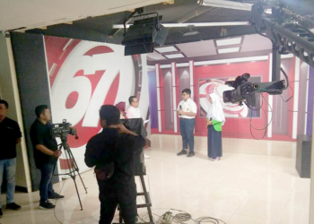 Dua pelajar SMP saat mengikuti sesi wawancara di studio redaksi Mimoza TV, Kamis (23/5/2019).