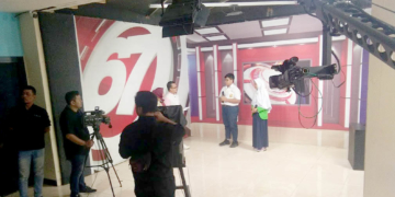 Dua pelajar SMP saat mengikuti sesi wawancara di studio redaksi Mimoza TV, Kamis (23/5/2019).