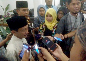 Bupati Kabupaten Gorontalo, Nelson Pomalingo, saat diwawancarai awak media.