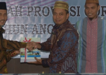 Bupati Kabupaten Gorontalo, Nelson Pomalingo, saat menerima penghargaan opini WTP dari BPK RI.
