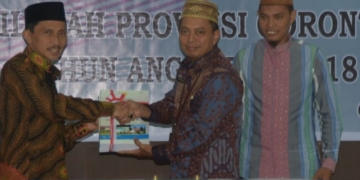 Bupati Kabupaten Gorontalo, Nelson Pomalingo, saat menerima penghargaan opini WTP dari BPK RI.