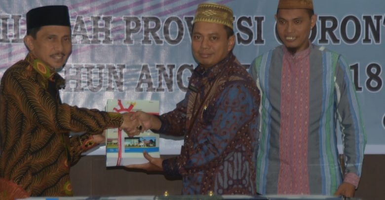 Bupati Kabupaten Gorontalo, Nelson Pomalingo, saat menerima penghargaan opini WTP dari BPK RI.