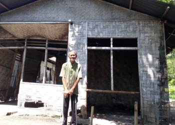 Opa Ali, didepan gubuknya yang akan di bedah oleh TP PKK Kabupaten Gorontalo. Foto: Humas Pemkab Gorontalo.