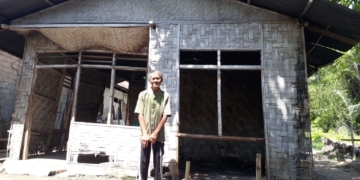 Opa Ali, didepan gubuknya yang akan di bedah oleh TP PKK Kabupaten Gorontalo. Foto: Humas Pemkab Gorontalo.