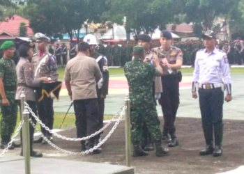 Kapolda Gorontalo Brigjend Rachmad Fudail bersama Danrem 133 Nani Wartabone Kolonel. Czi Arnold Ritiauw menyematkan pita kepada empat perwakilan pada upacara Gelar Operasi Ketupat Otanaha 2019.