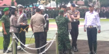 Kapolda Gorontalo Brigjend Rachmad Fudail bersama Danrem 133 Nani Wartabone Kolonel. Czi Arnold Ritiauw menyematkan pita kepada empat perwakilan pada upacara Gelar Operasi Ketupat Otanaha 2019.